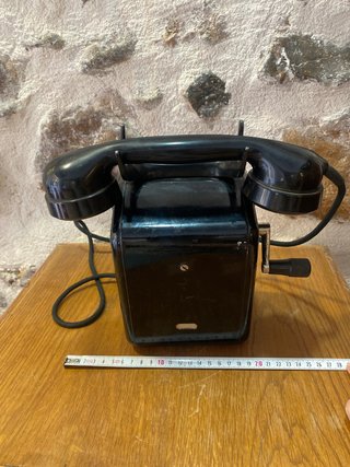 Teléfono antiguo de colgar negro