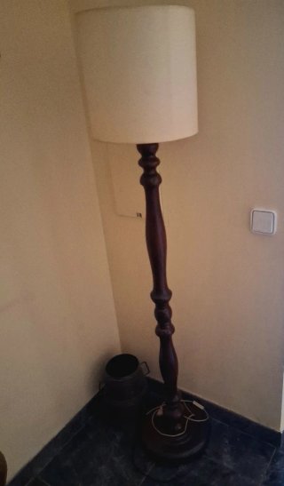Lámpara de pie de madera y tela