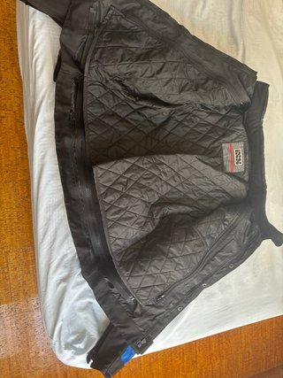 Chaqueta de moto con protecciones completas.