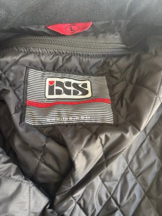 Chaqueta de moto con protecciones completas.
