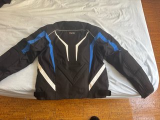 Chaqueta de moto con protecciones completas.