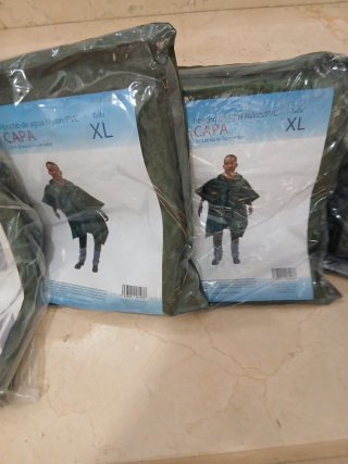 2 Ponchos XL y 2 Trajes de Agua XL  30 los 4