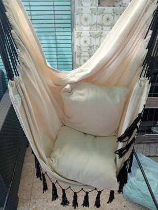 Hamaca con soporte beige y negro