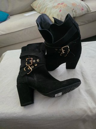 Botines negros con hebillas doradas