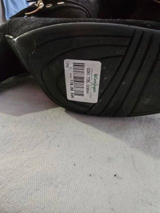 Botines negros con hebillas doradas