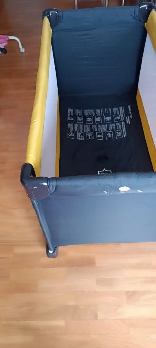 Cuna de viaje azul marino y amarilla