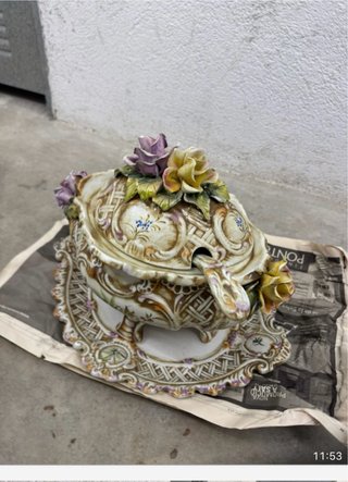 Sopera de porcelana con flores