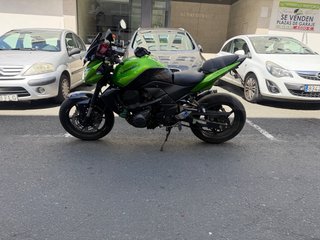 Moto Naked Verde y Negra