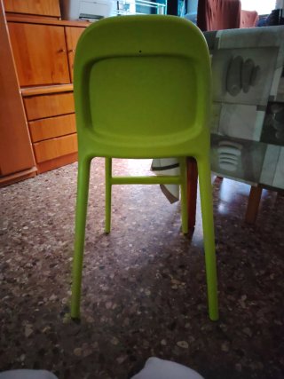 Silla alta verde de plástico