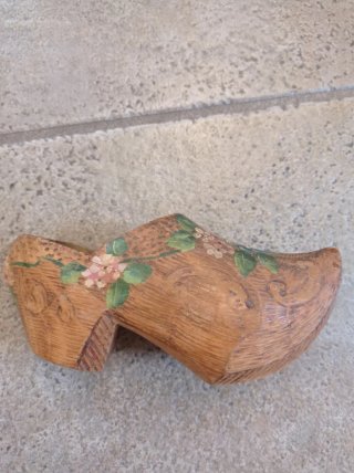 Soprammobile in legno a forma di zoccolo olandese