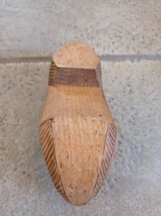 Soprammobile in legno a forma di zoccolo olandese