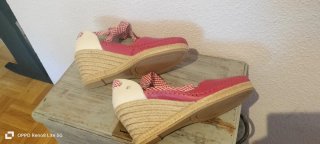 Cuñas esparto beige y rojo, piel,cosidas a mano