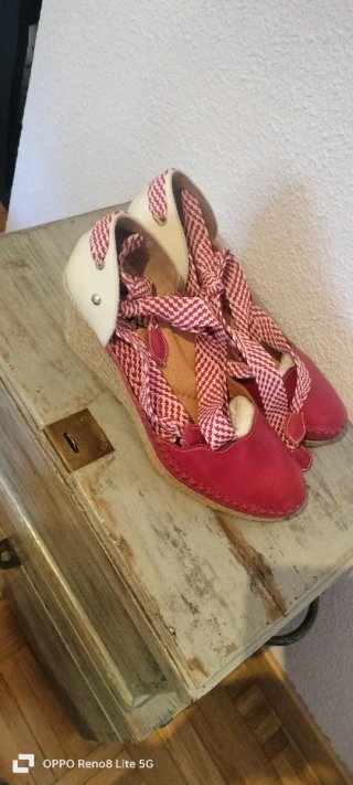Cuñas esparto beige y rojo, piel,cosidas a mano