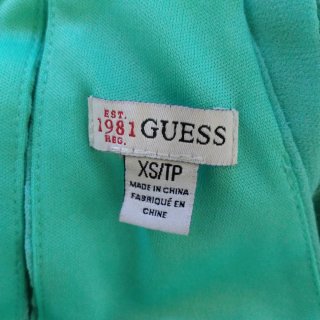 Top Guess verde con encaje