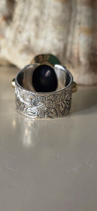 Maravilloso anillo burilado a mano
