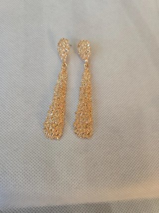 Pendientes metalicos, dorados largos con textura
