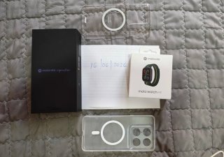 Motorola Signature Pantone Carbon + Moto Watch Fit