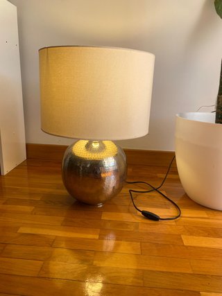 Lámpara de diseño metálica. Zara Home