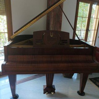 Piano de media cola nogal 160 cm