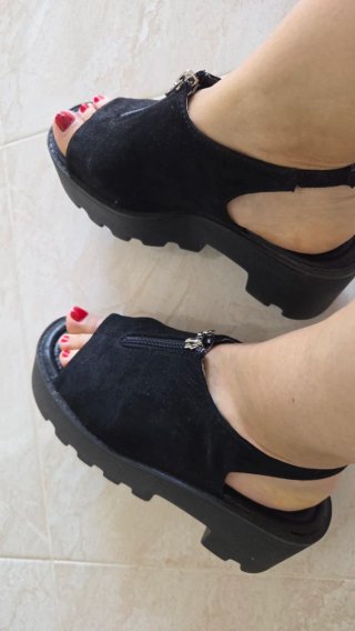 Sandalias negras con cremallera