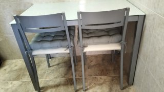 Mesa de cocina cristal/metal y dos sillas