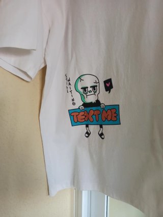 Bershka. Camiseta Oversize. Estampado urbano.
