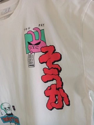 Bershka. Camiseta Oversize. Estampado urbano.