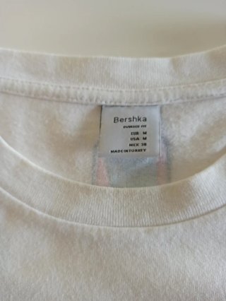 Bershka. Camiseta Oversize. Estampado urbano.