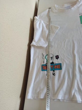 Bershka. Camiseta Oversize. Estampado urbano.