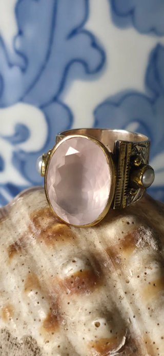 Maravilloso anillo burilado a mano cuarzo rosa