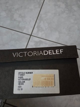 Scarpe eleganti Victoria Delef nere