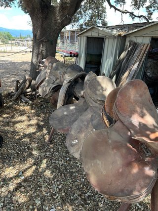 Sillas de montar a caballo para restaurar