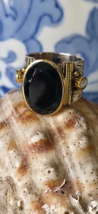 Anillo burilado a mano joya de autor