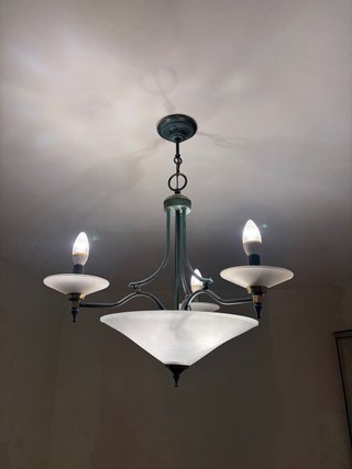 Lámpara de techo colgante dorada, blanca y azul