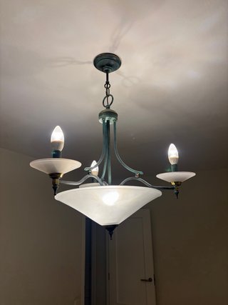 Lámpara de techo colgante dorada, blanca y azul