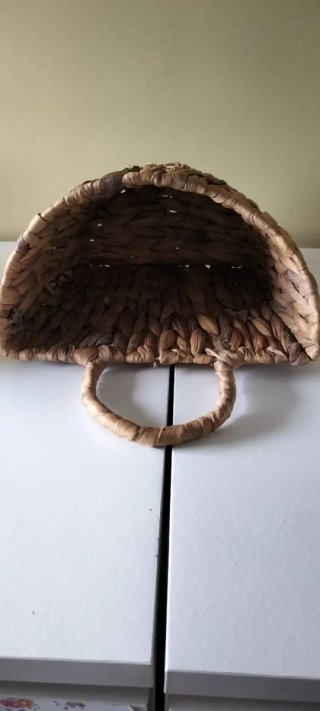 Cesta de mimbre beige y marrón