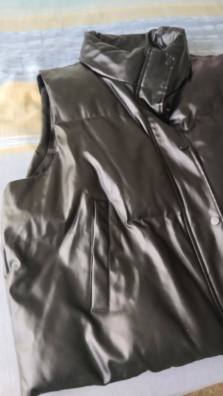 Chaleco efecto piel negro acolchado