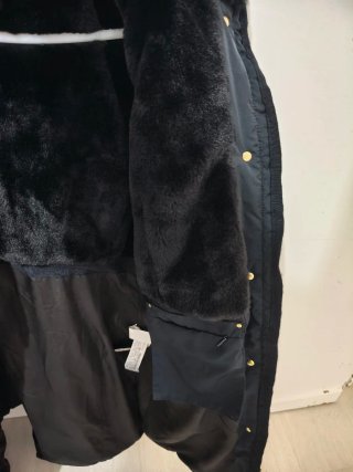 Abrigo acolchado Zara mujer negro de invierno.