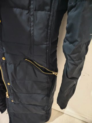 Abrigo acolchado Zara mujer negro de invierno.