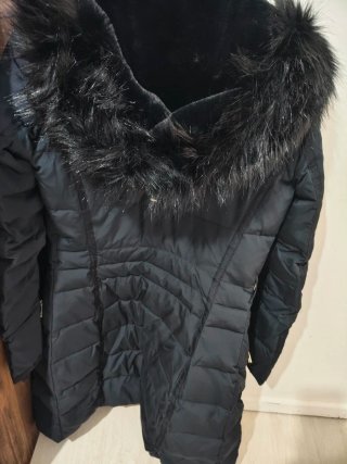 Abrigo acolchado Zara mujer negro de invierno.