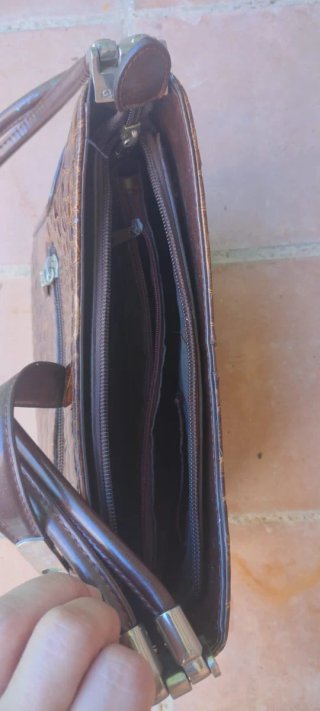 Bolso de piel marrón cocodrilo