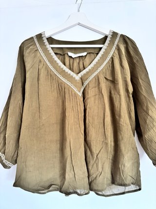 Blusa verde con encaje