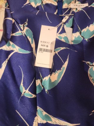 Vestido de fiesta azul con estampado