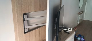 Mueble TV y TV madera y blanco