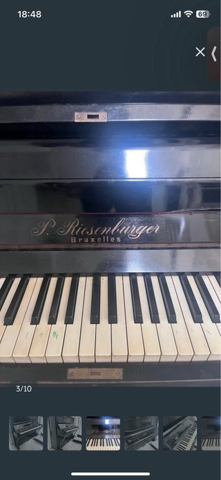 Piano vertical negro