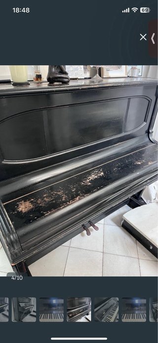 Piano vertical negro