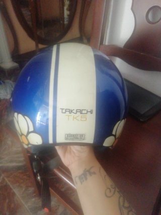 Casco de moto azul con flor