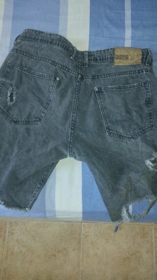Tejanos cortos hombre Zara grises desgastados
