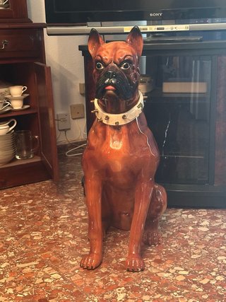 Perro de cerámica marrón