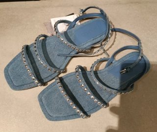 Sandalias Stradivarius denim tachuelas